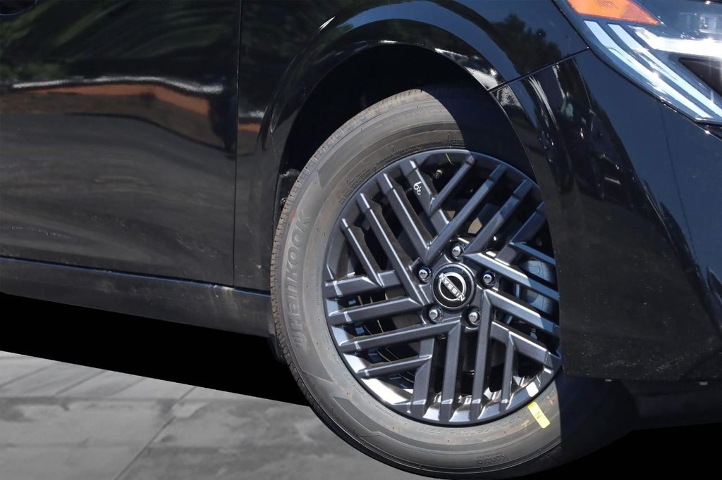 Nissan Sentra Vehicle Image 03