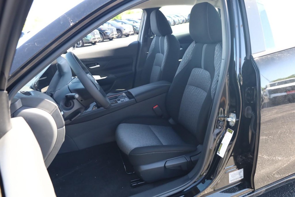 Nissan Sentra Vehicle Image 08