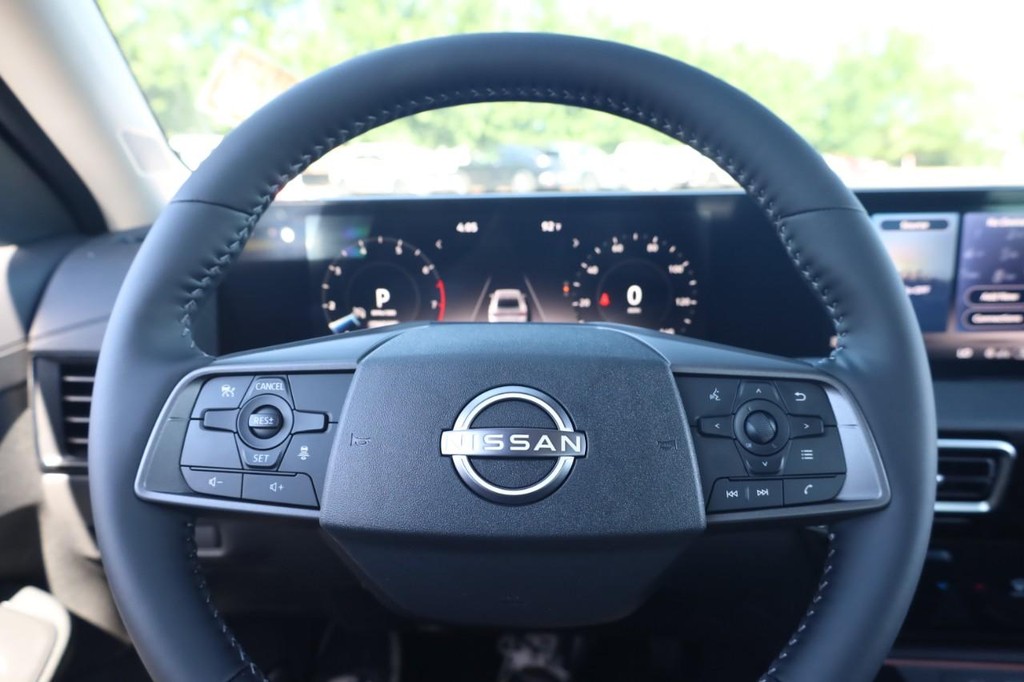 Nissan Sentra Vehicle Image 09