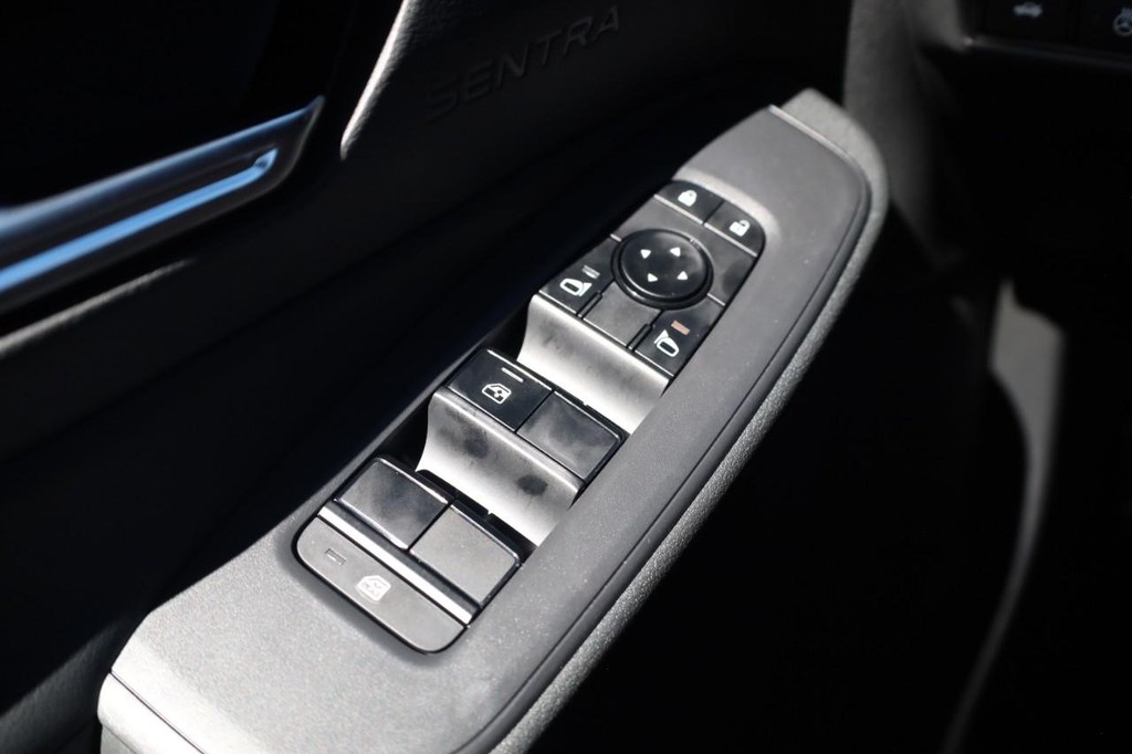 Nissan Sentra Vehicle Image 17