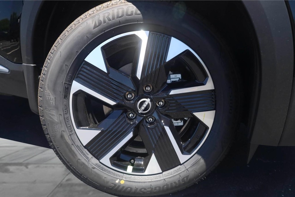 Nissan Kicks Vehicle Image 03