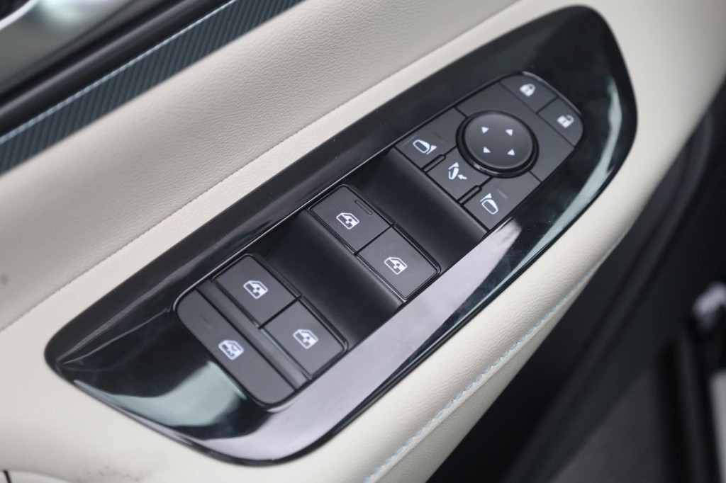 Nissan Murano Vehicle Image 11