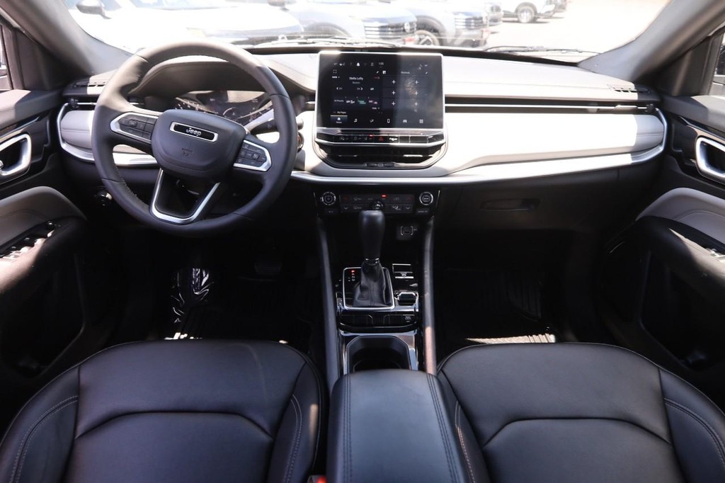 Jeep Compass Vehicle Image 20