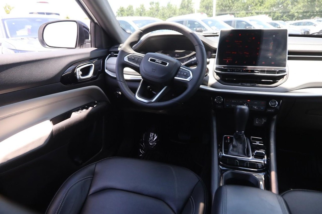Jeep Compass Vehicle Image 21