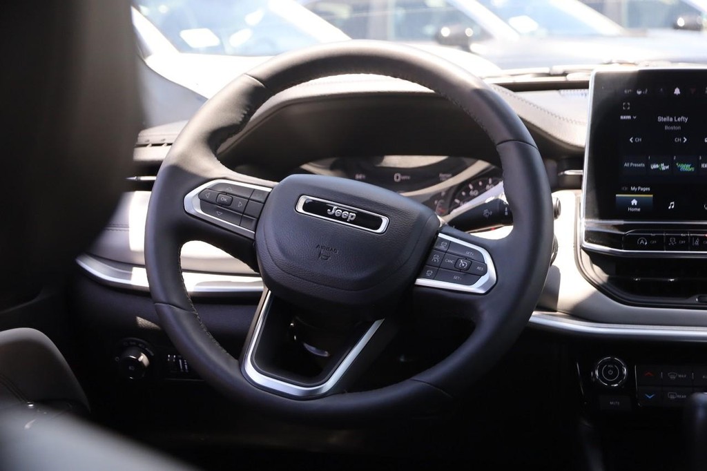 Jeep Compass Vehicle Image 22