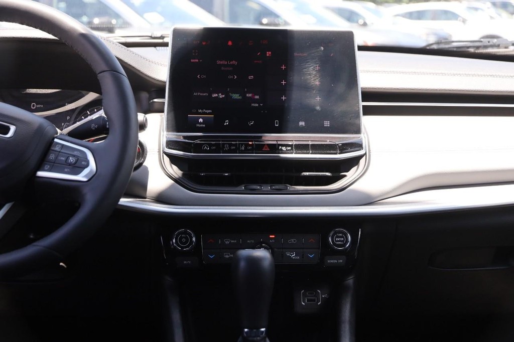 Jeep Compass Vehicle Image 23