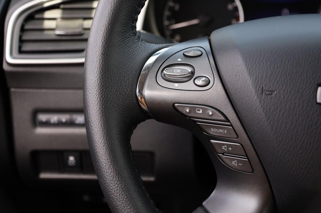 Nissan Murano Vehicle Image 11