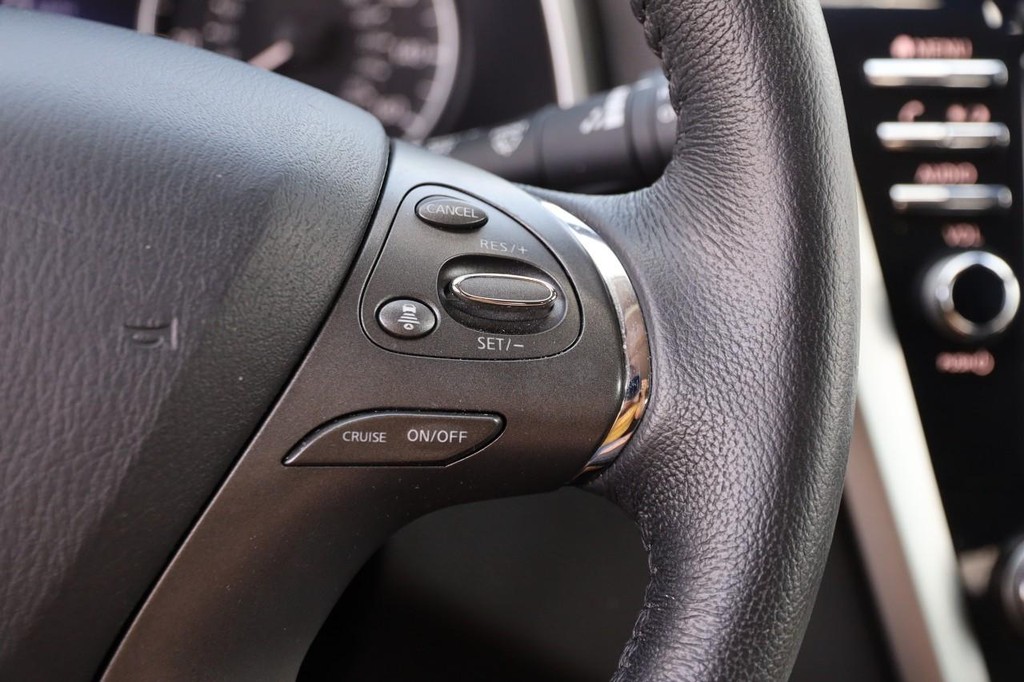 Nissan Murano Vehicle Image 12