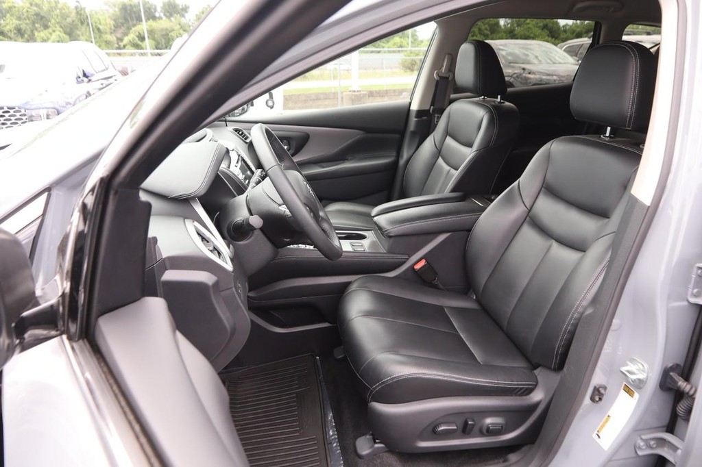 Nissan Murano Vehicle Full-screen Gallery Image 8