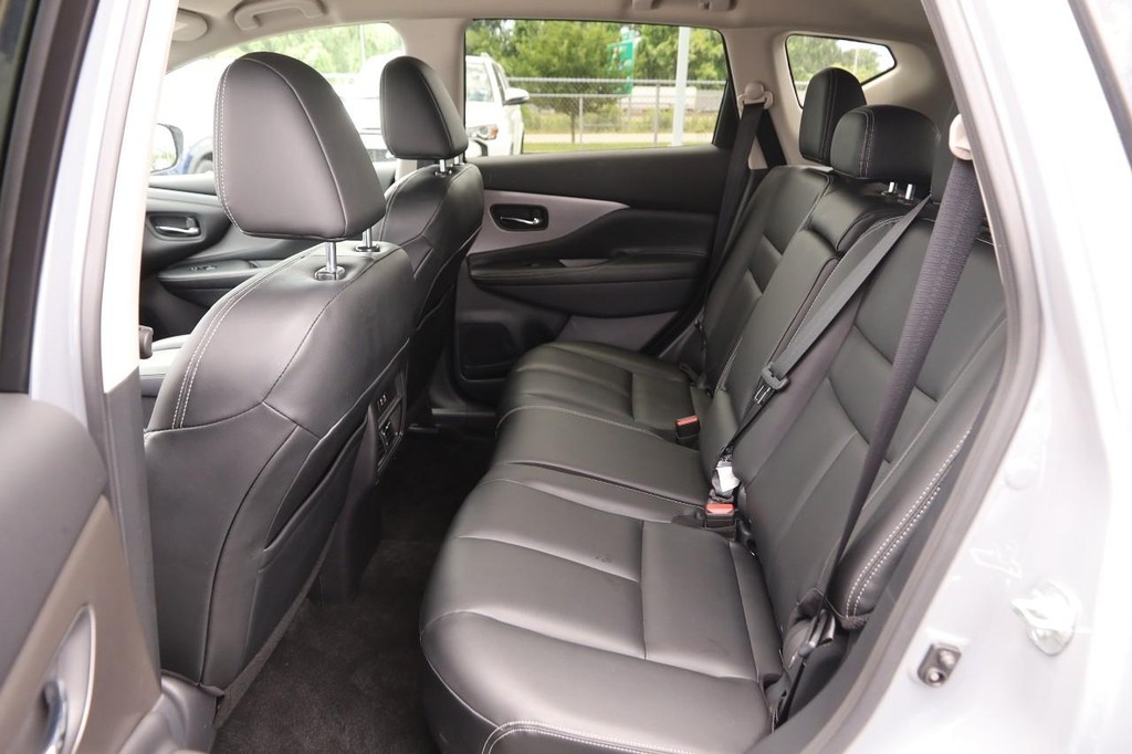 Nissan Murano Vehicle Full-screen Gallery Image 9