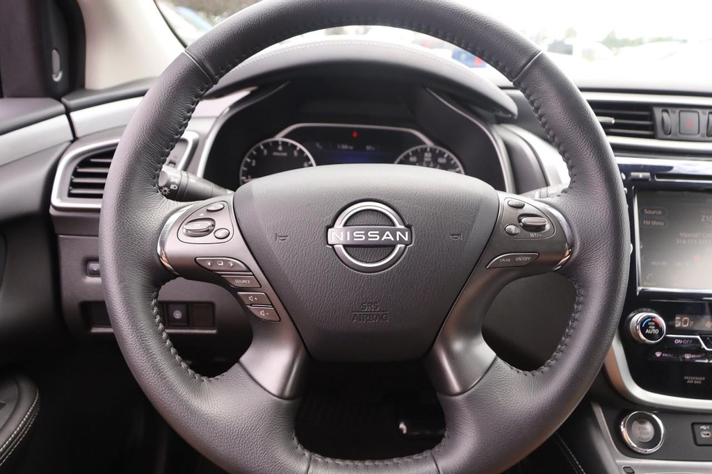 Nissan Murano Vehicle Full-screen Gallery Image 10