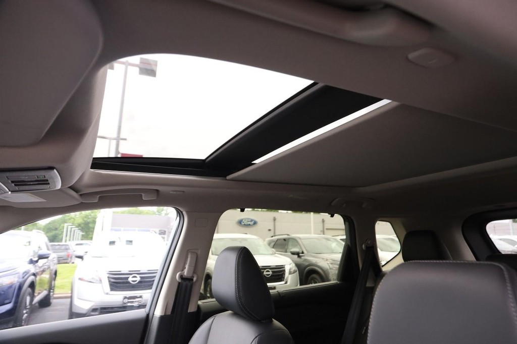 Nissan Rogue Vehicle Image 09