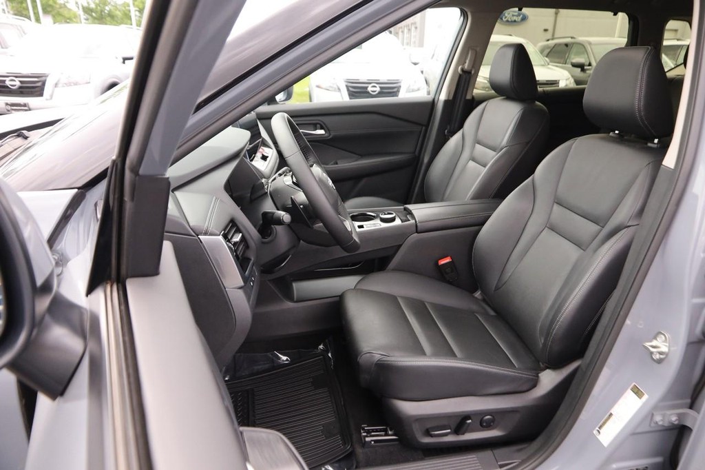 Nissan Rogue Vehicle Image 10