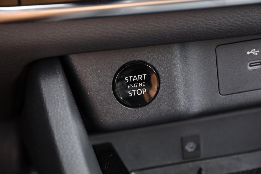 Nissan Rogue Vehicle Image 16
