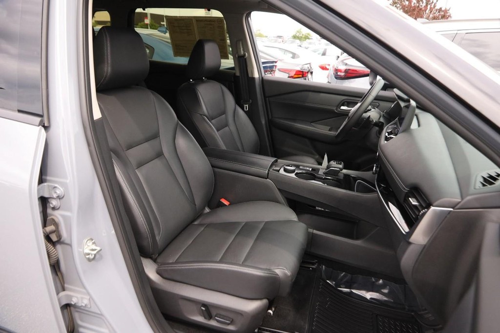 Nissan Rogue Vehicle Image 28