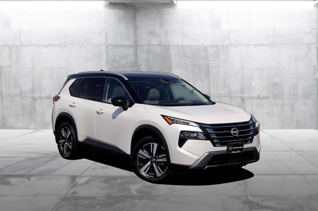 Nissan Rogue Vehicle Full-screen Gallery Image 2