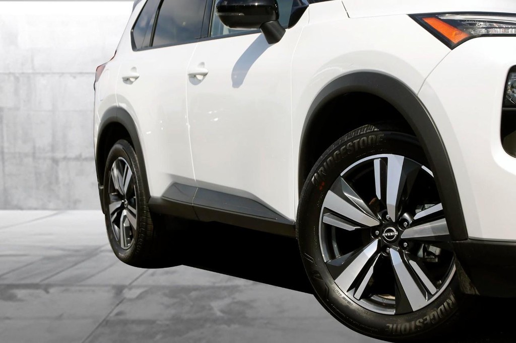 Nissan Rogue Vehicle Full-screen Gallery Image 3