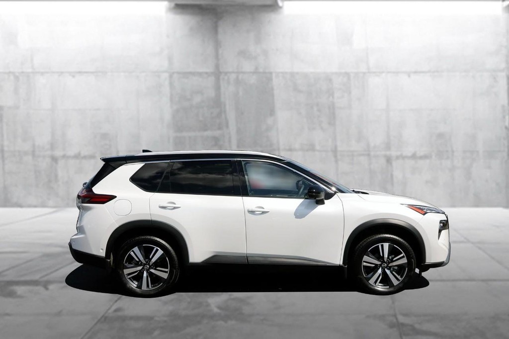 Nissan Rogue Vehicle Full-screen Gallery Image 5