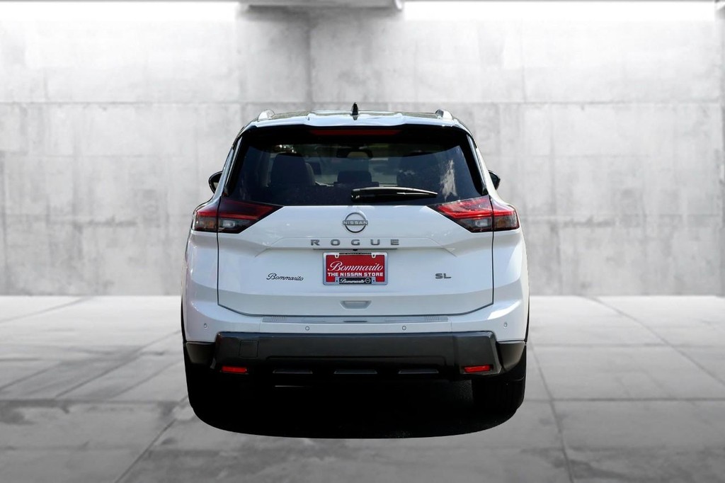 Nissan Rogue Vehicle Full-screen Gallery Image 6