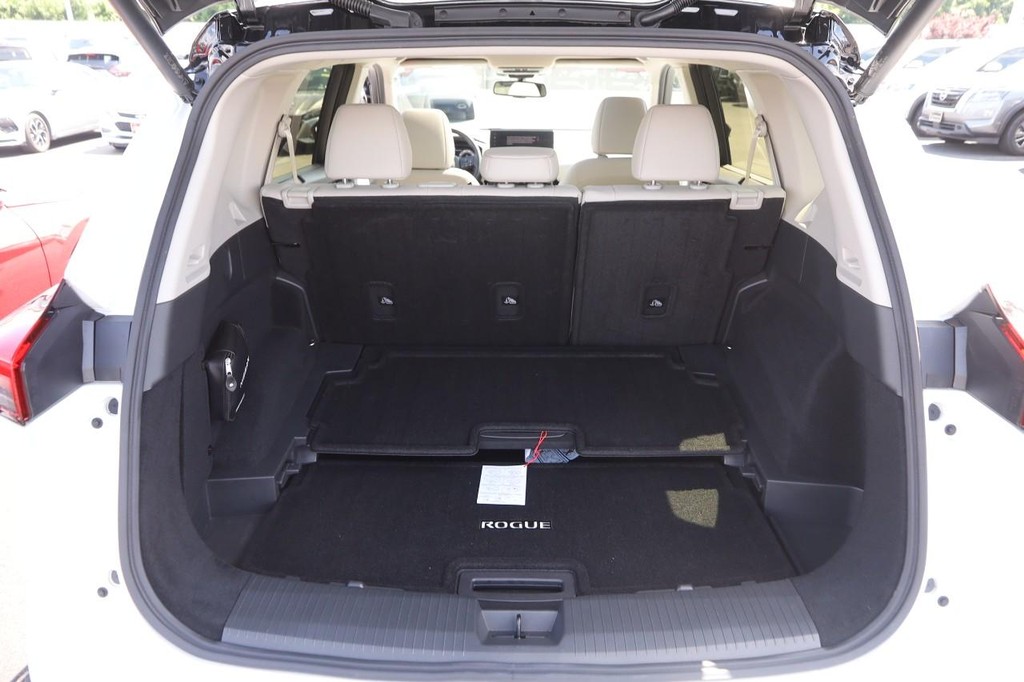 Nissan Rogue Vehicle Full-screen Gallery Image 7