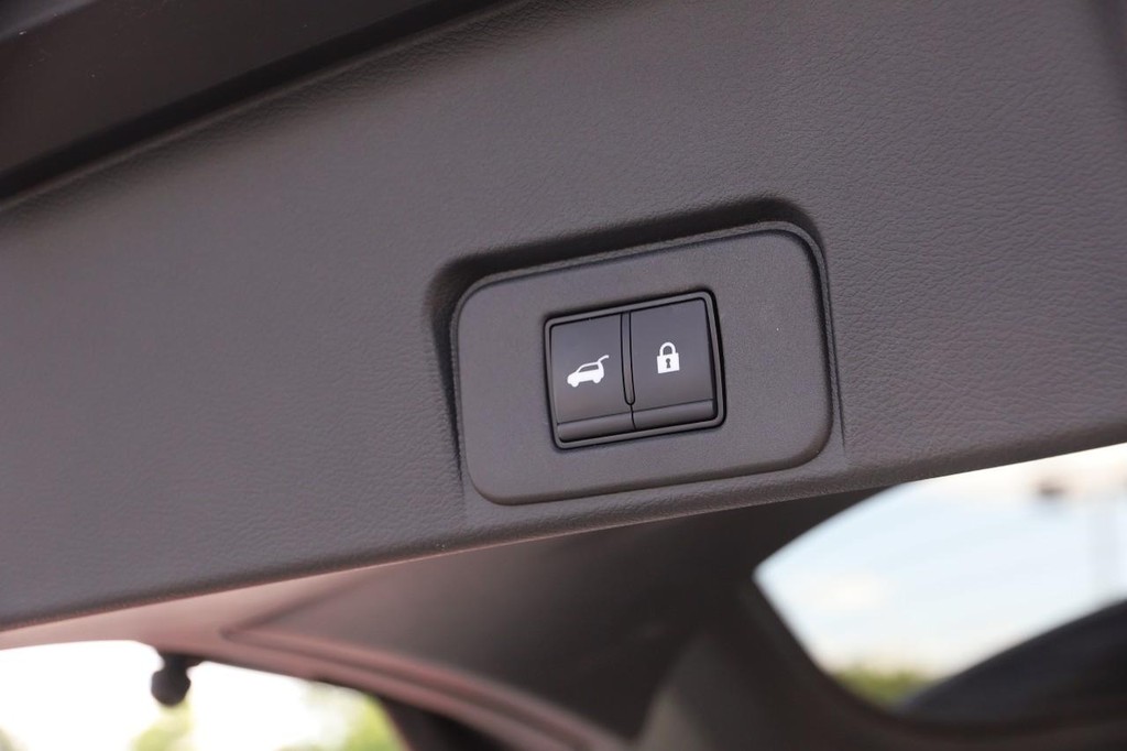 Nissan Rogue Vehicle Full-screen Gallery Image 8