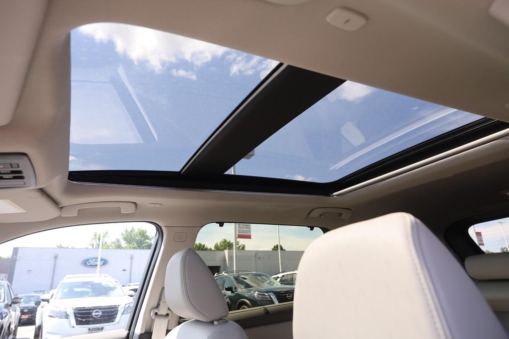 Nissan Rogue Vehicle Full-screen Gallery Image 9