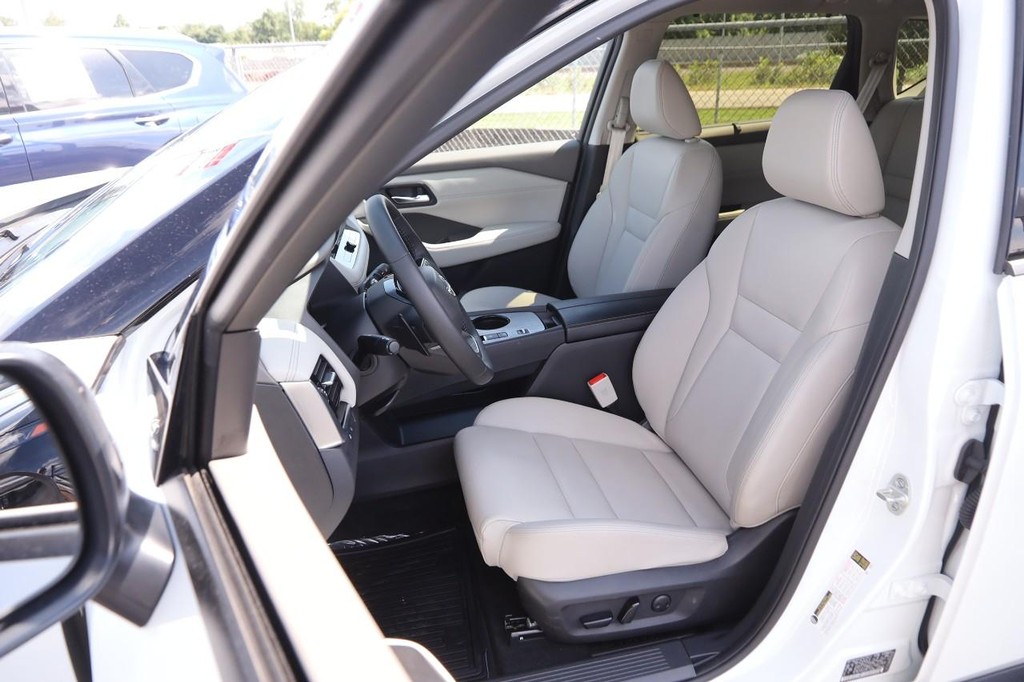 Nissan Rogue Vehicle Full-screen Gallery Image 10