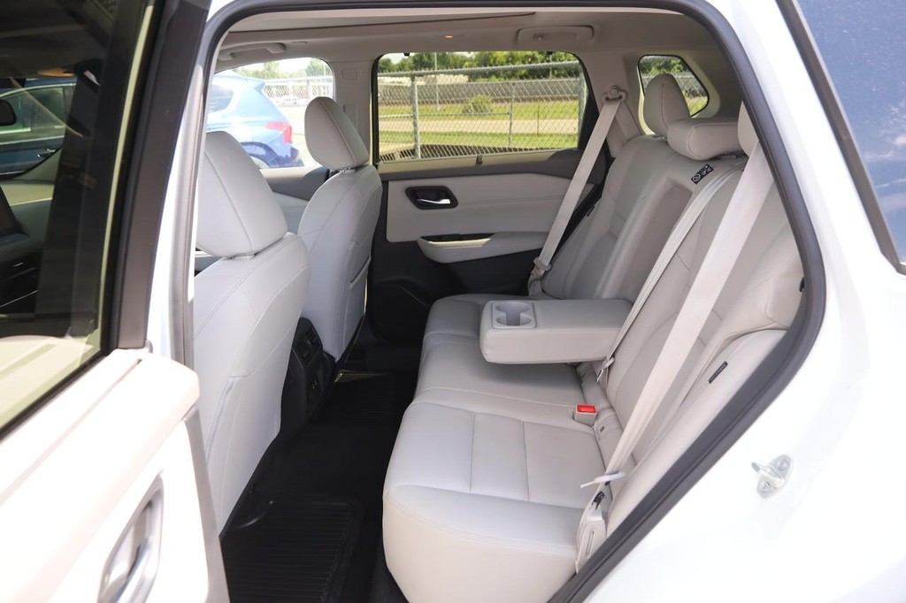 Nissan Rogue Vehicle Full-screen Gallery Image 11
