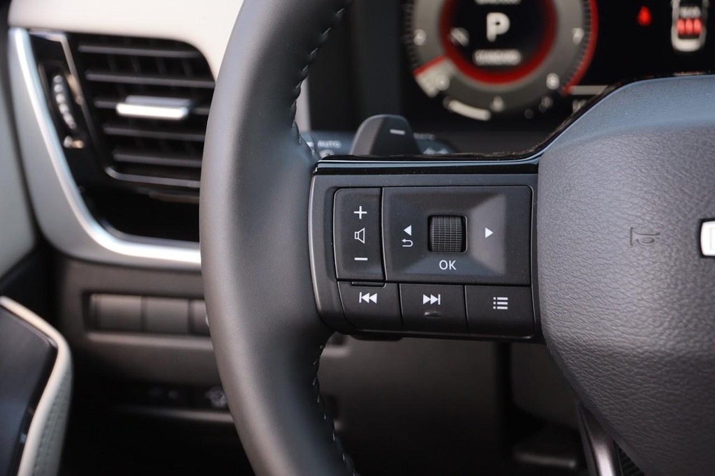Nissan Rogue Vehicle Full-screen Gallery Image 13