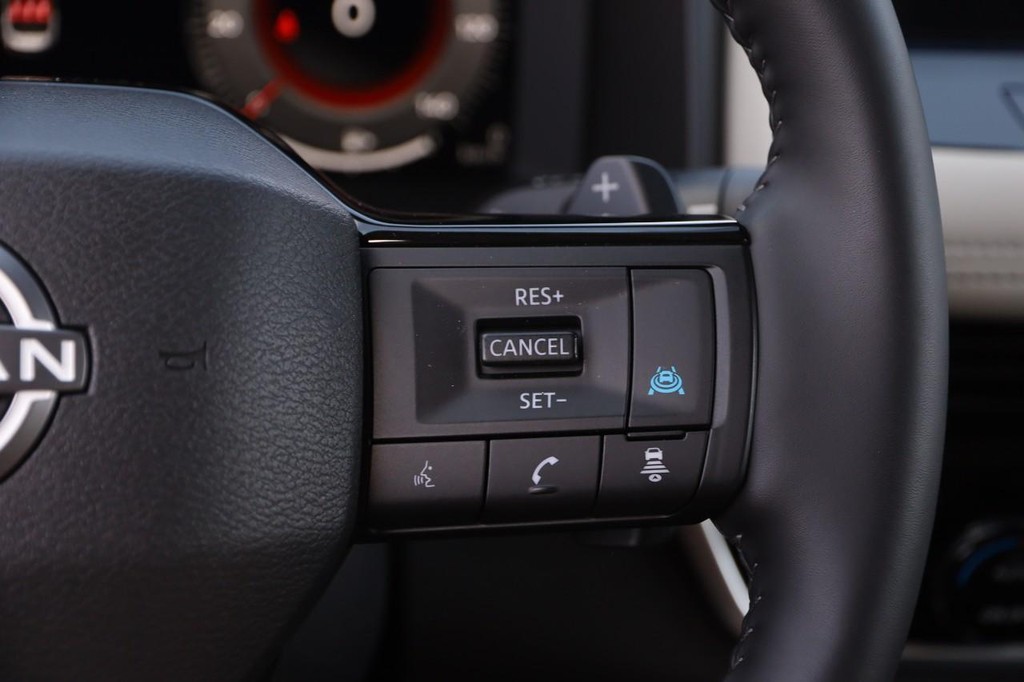 Nissan Rogue Vehicle Full-screen Gallery Image 14