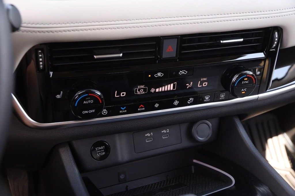 Nissan Rogue Vehicle Full-screen Gallery Image 19