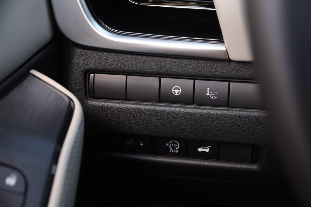 Nissan Rogue Vehicle Full-screen Gallery Image 21