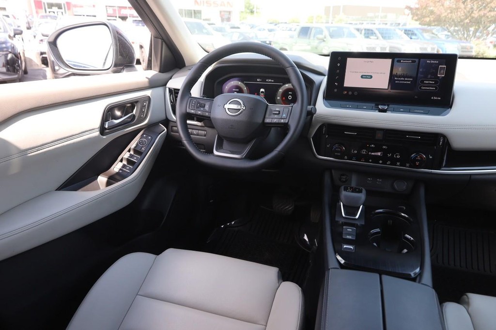 Nissan Rogue Vehicle Full-screen Gallery Image 23