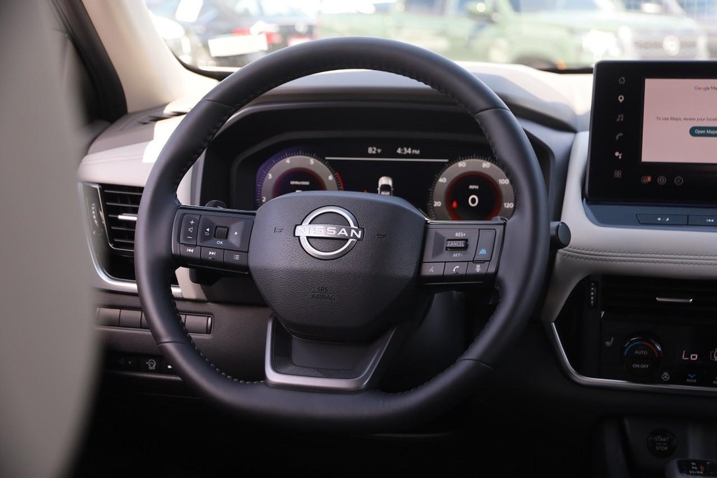 Nissan Rogue Vehicle Full-screen Gallery Image 24