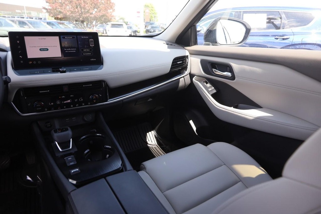 Nissan Rogue Vehicle Full-screen Gallery Image 26