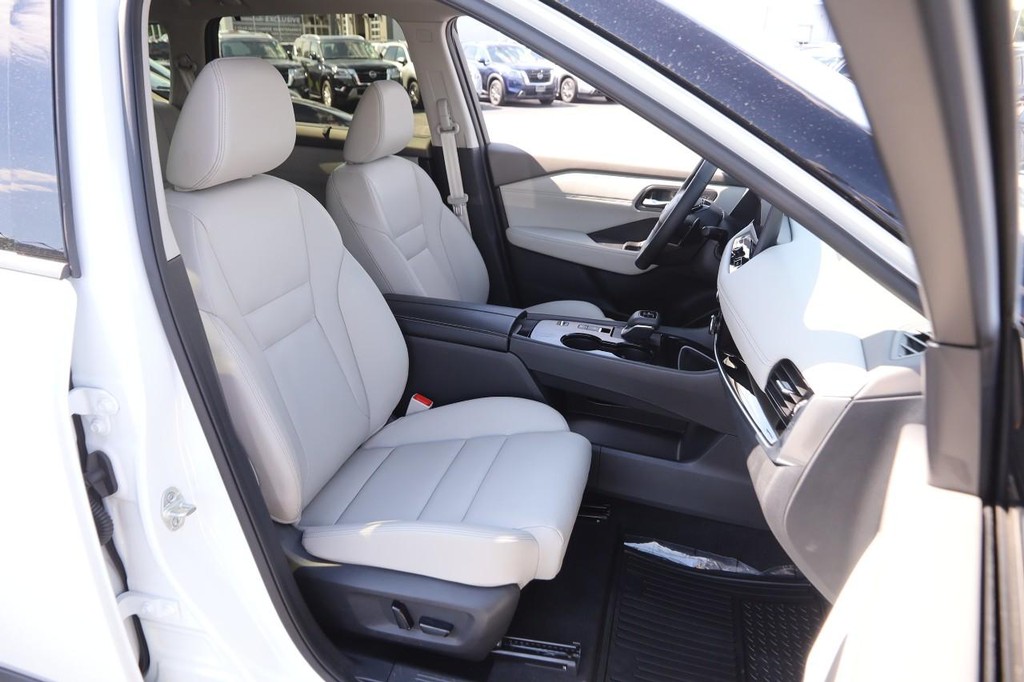 Nissan Rogue Vehicle Full-screen Gallery Image 27