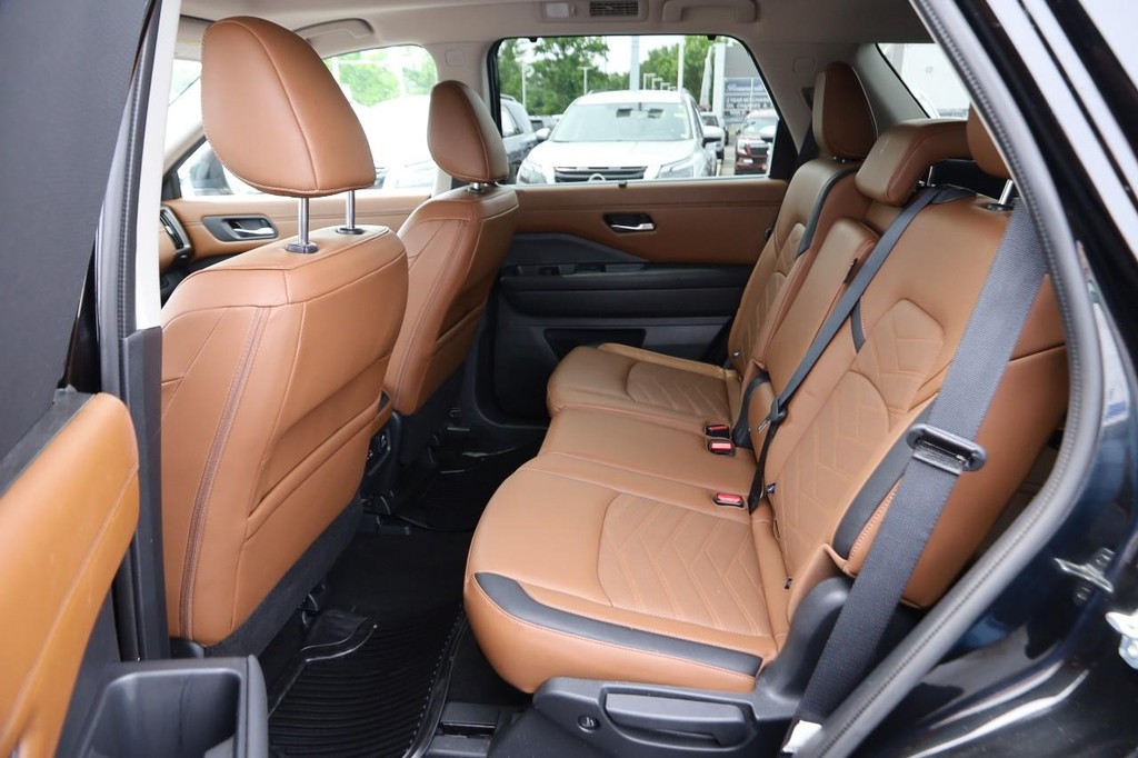 Nissan Pathfinder Vehicle Image 11