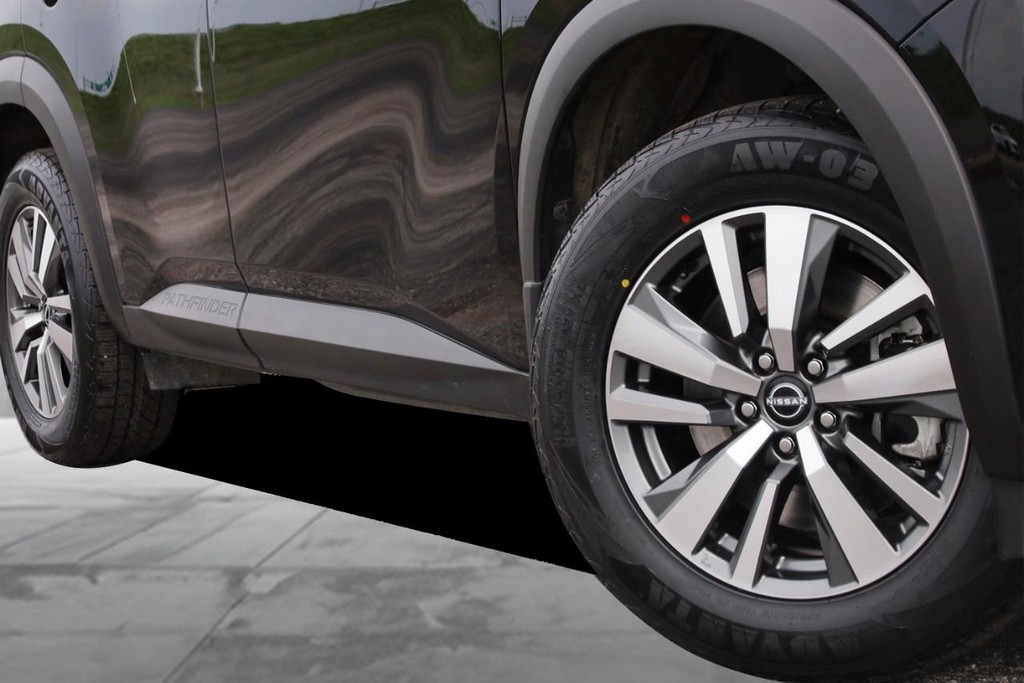 Nissan Pathfinder Vehicle Full-screen Gallery Image 3