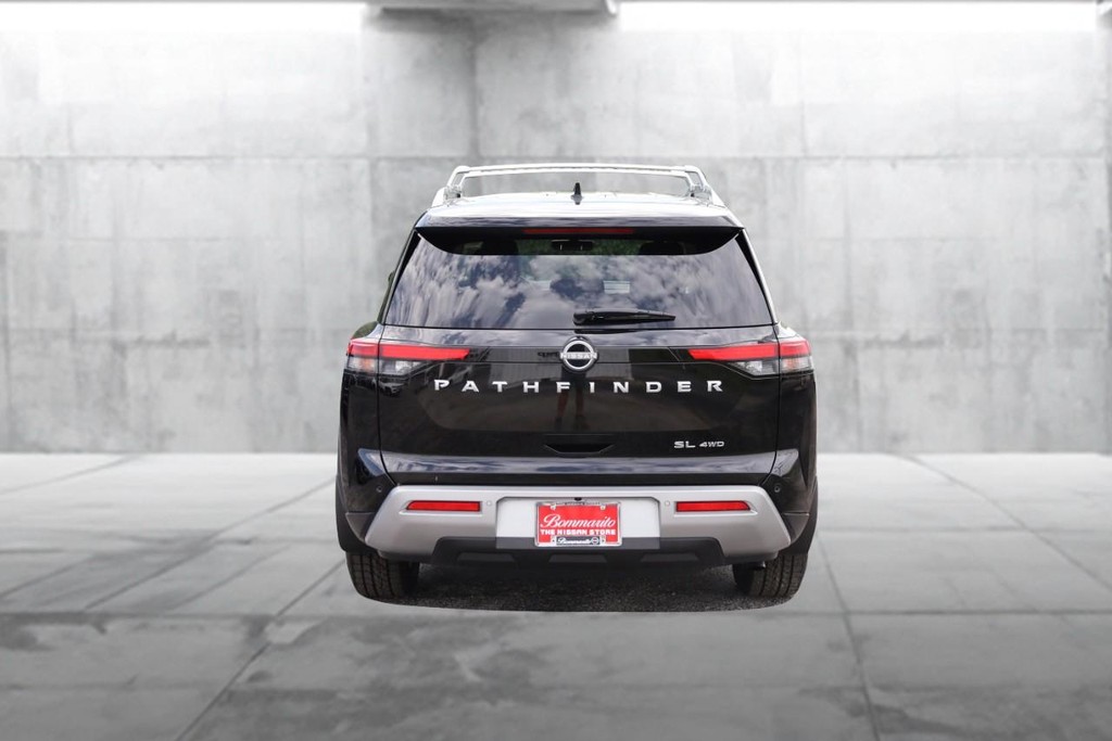 Nissan Pathfinder Vehicle Full-screen Gallery Image 6