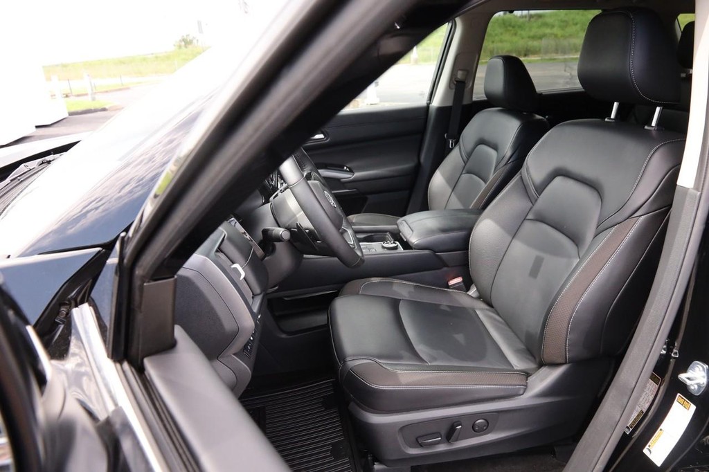Nissan Pathfinder Vehicle Full-screen Gallery Image 9