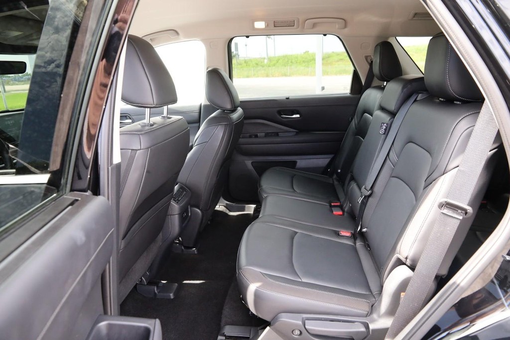 Nissan Pathfinder Vehicle Full-screen Gallery Image 10