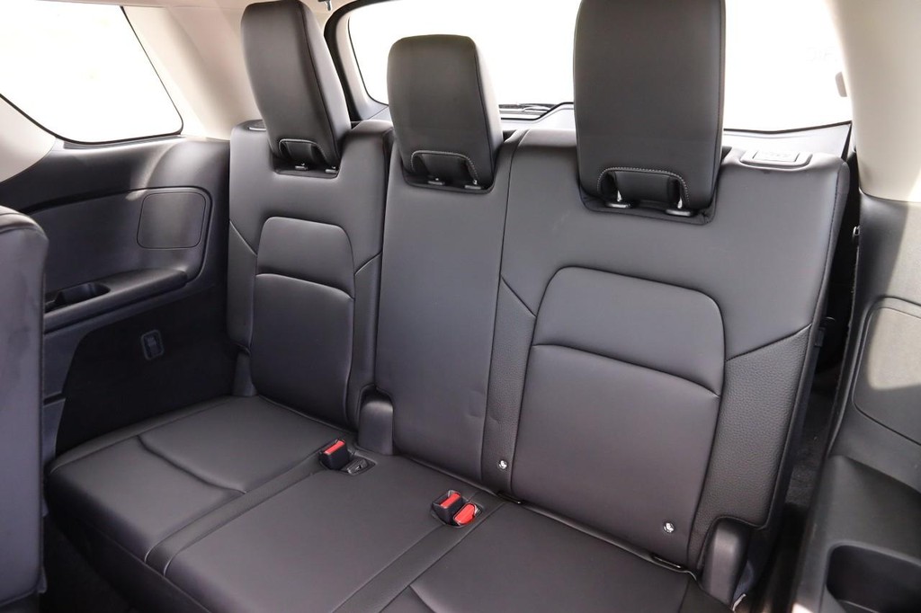 Nissan Pathfinder Vehicle Full-screen Gallery Image 11