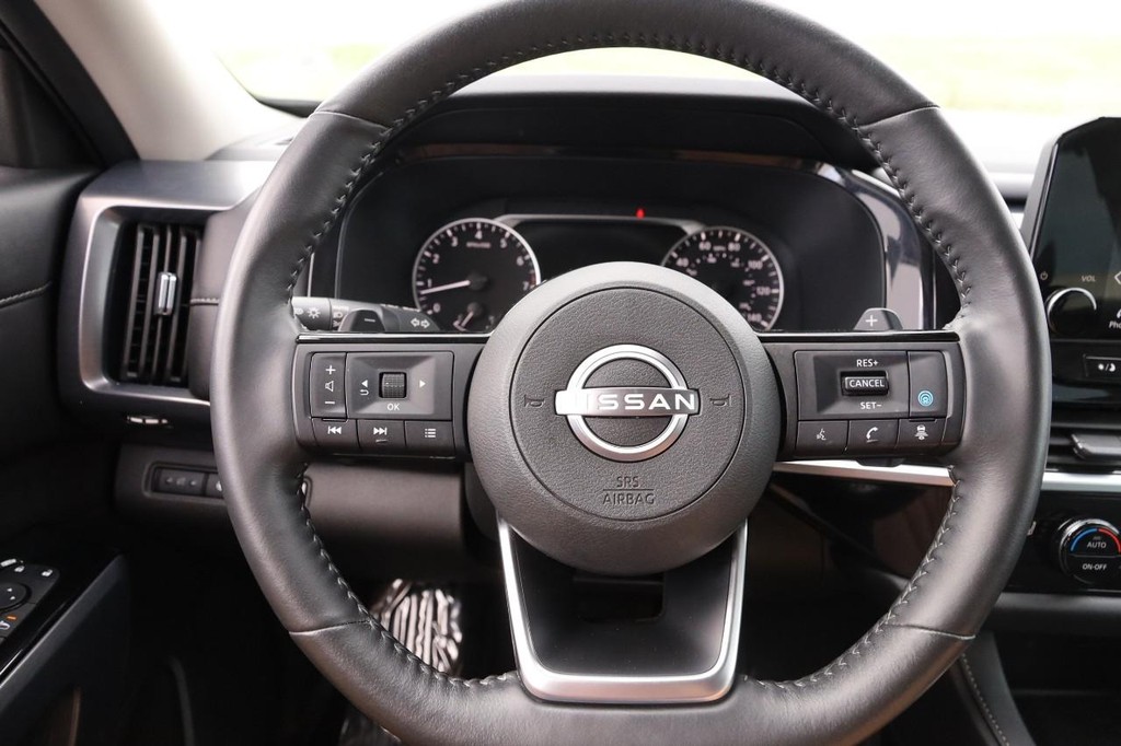 Nissan Pathfinder Vehicle Full-screen Gallery Image 12