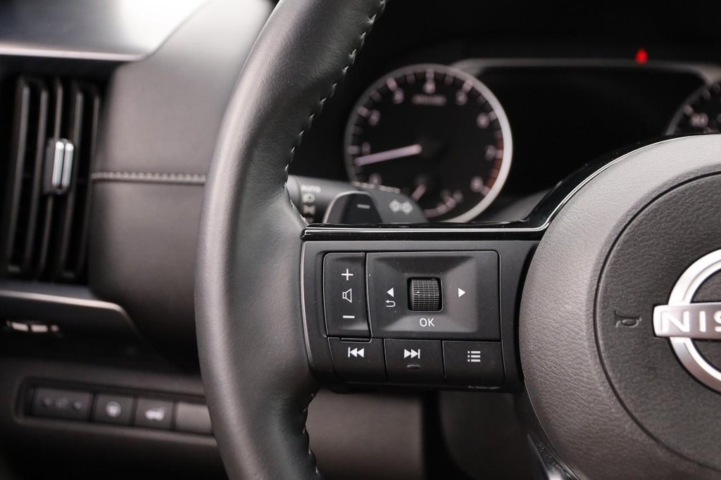 Nissan Pathfinder Vehicle Full-screen Gallery Image 13