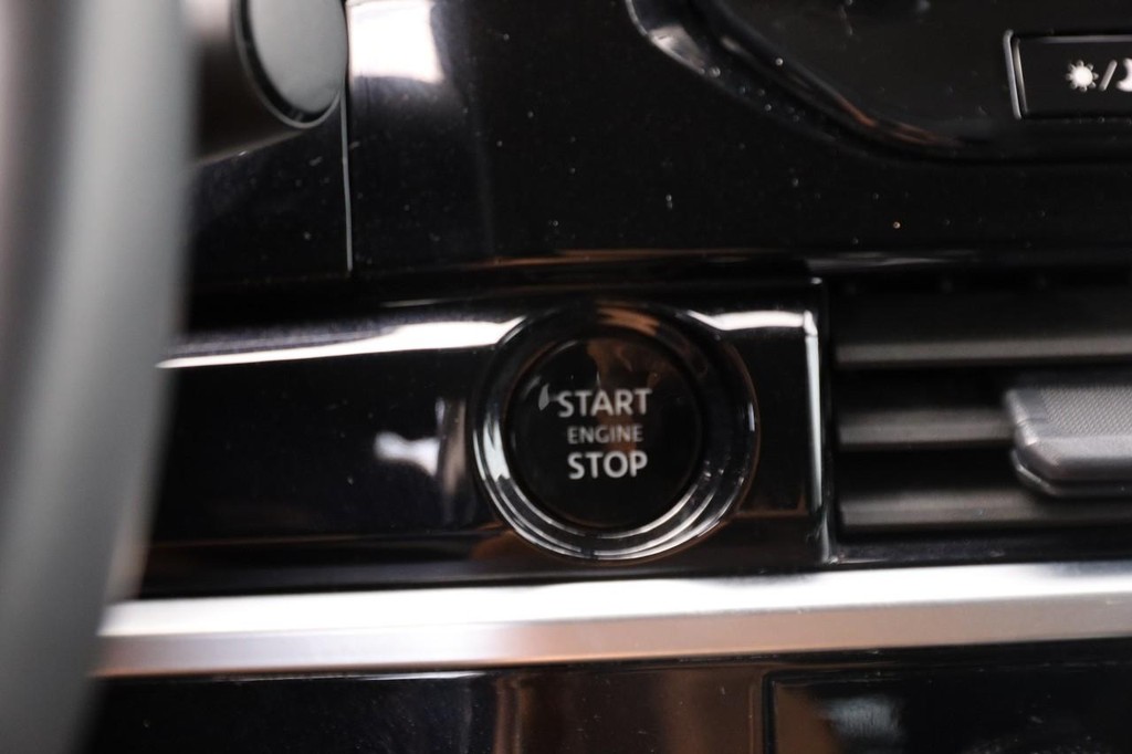 Nissan Pathfinder Vehicle Full-screen Gallery Image 16