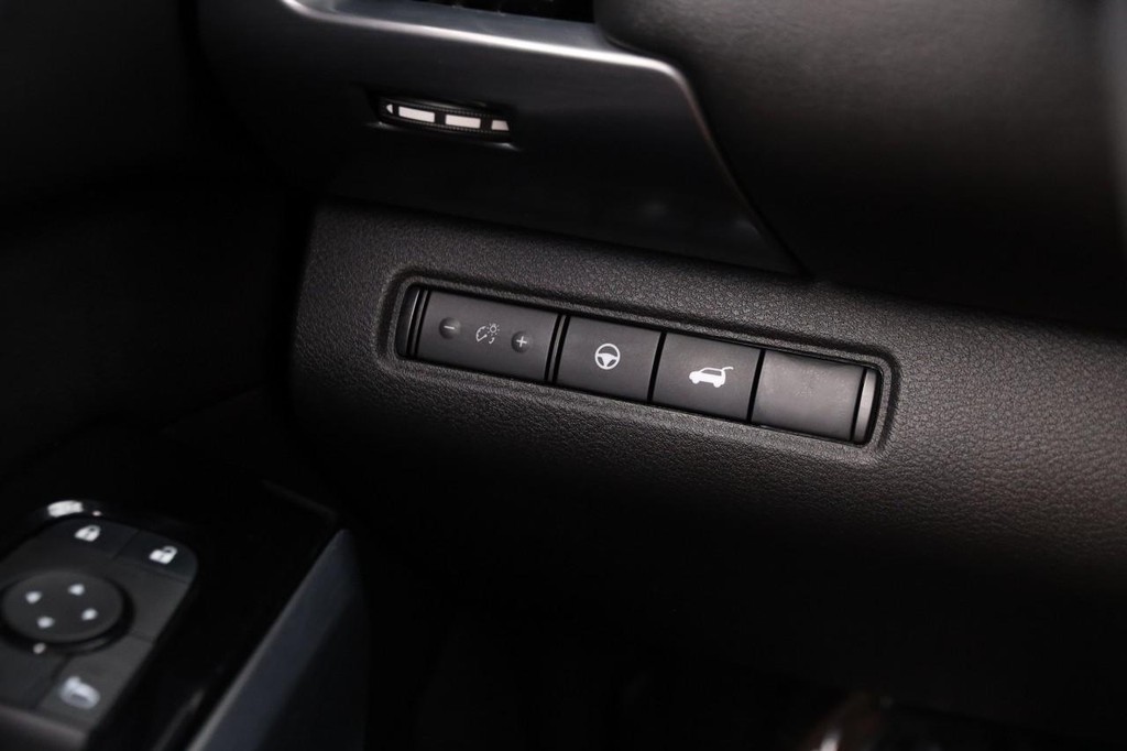 Nissan Pathfinder Vehicle Full-screen Gallery Image 22