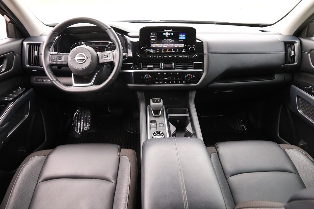 Nissan Pathfinder Vehicle Full-screen Gallery Image 23