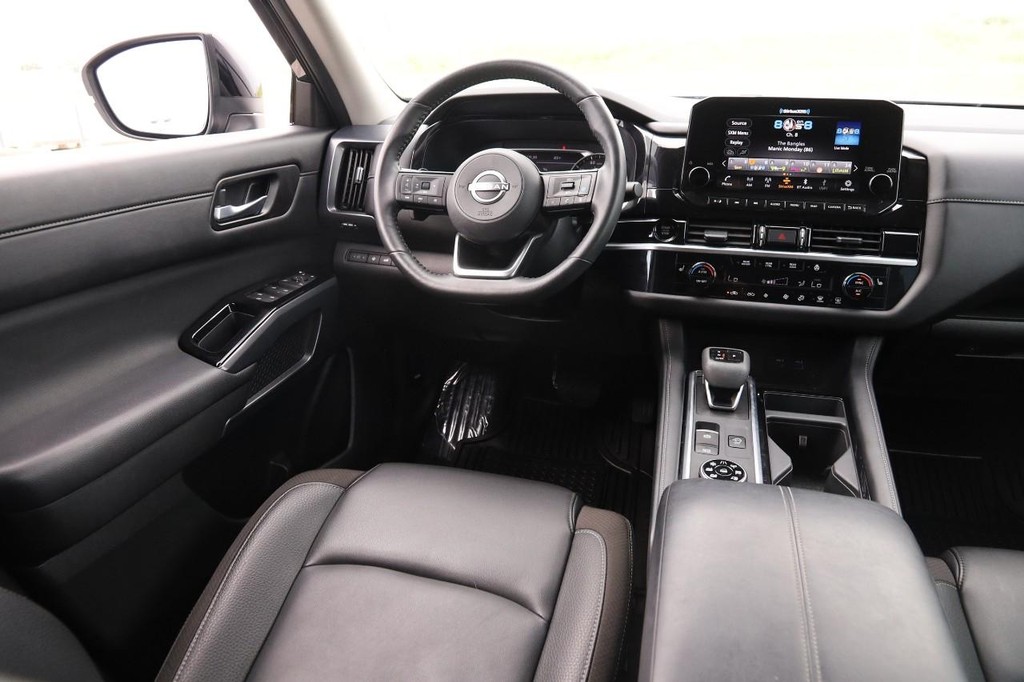 Nissan Pathfinder Vehicle Full-screen Gallery Image 24