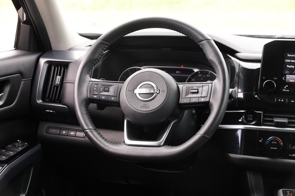 Nissan Pathfinder Vehicle Full-screen Gallery Image 25
