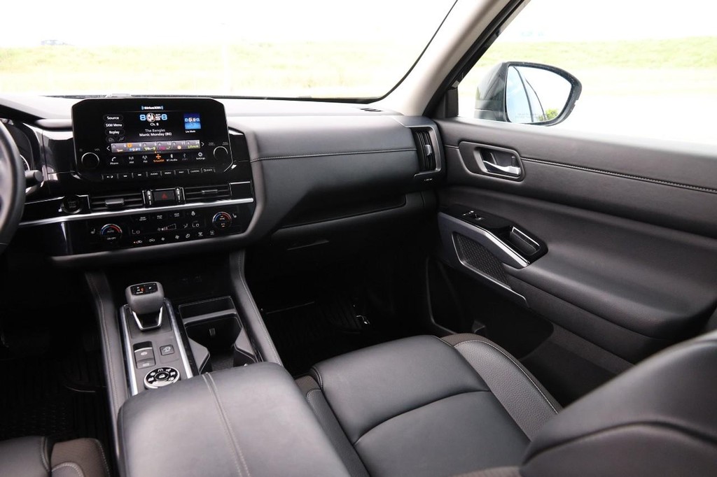 Nissan Pathfinder Vehicle Full-screen Gallery Image 27